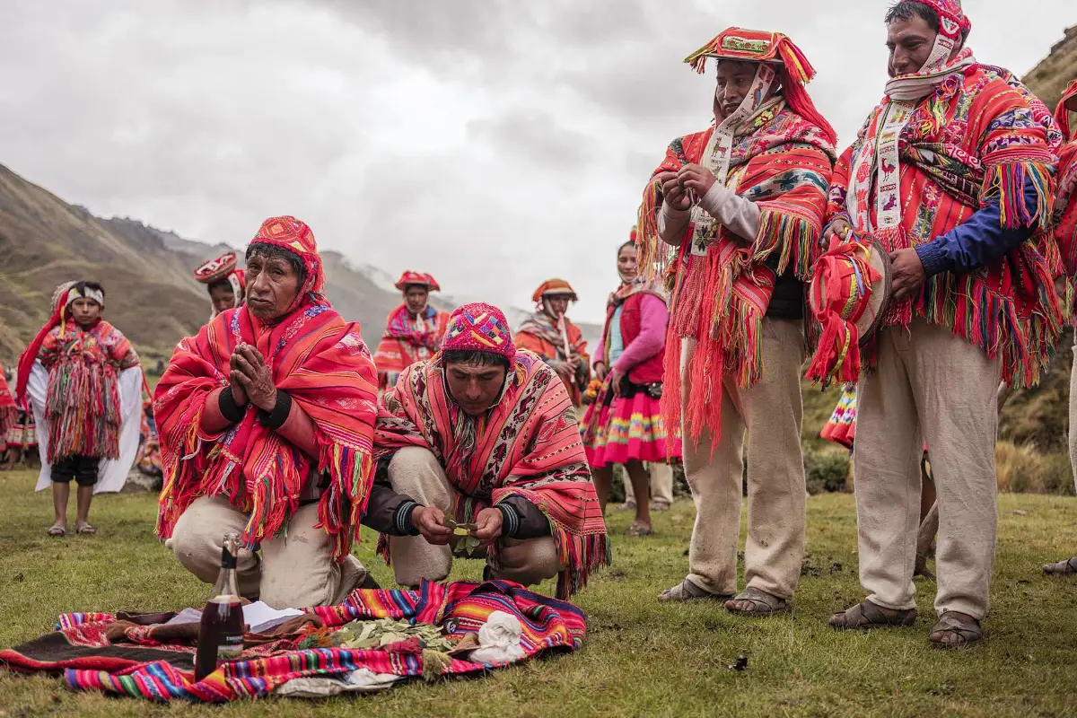 Paqos realizando una ceremonia de pago a ala Tierra | Cocatambo