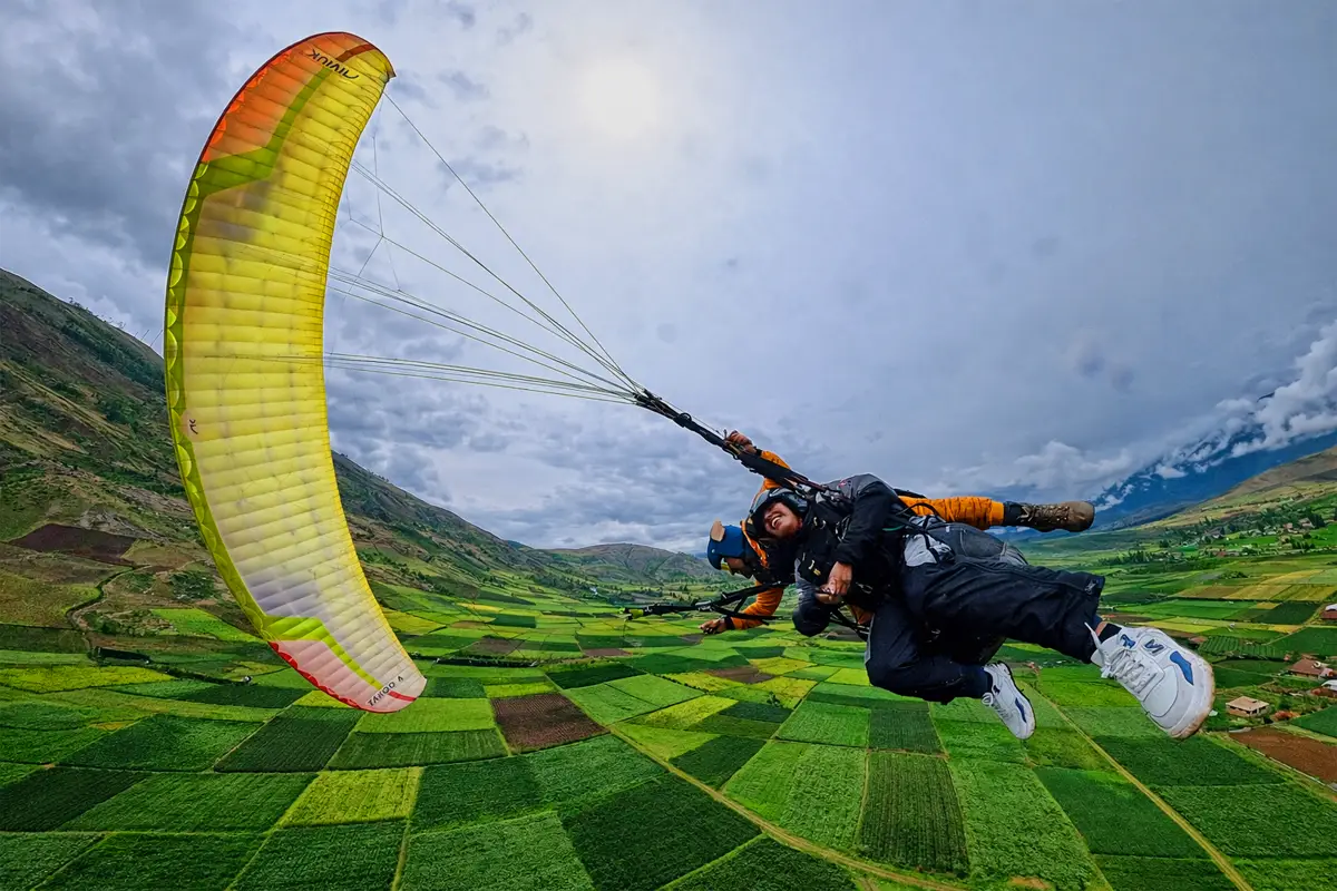 Personas haciendo parapente en Maras