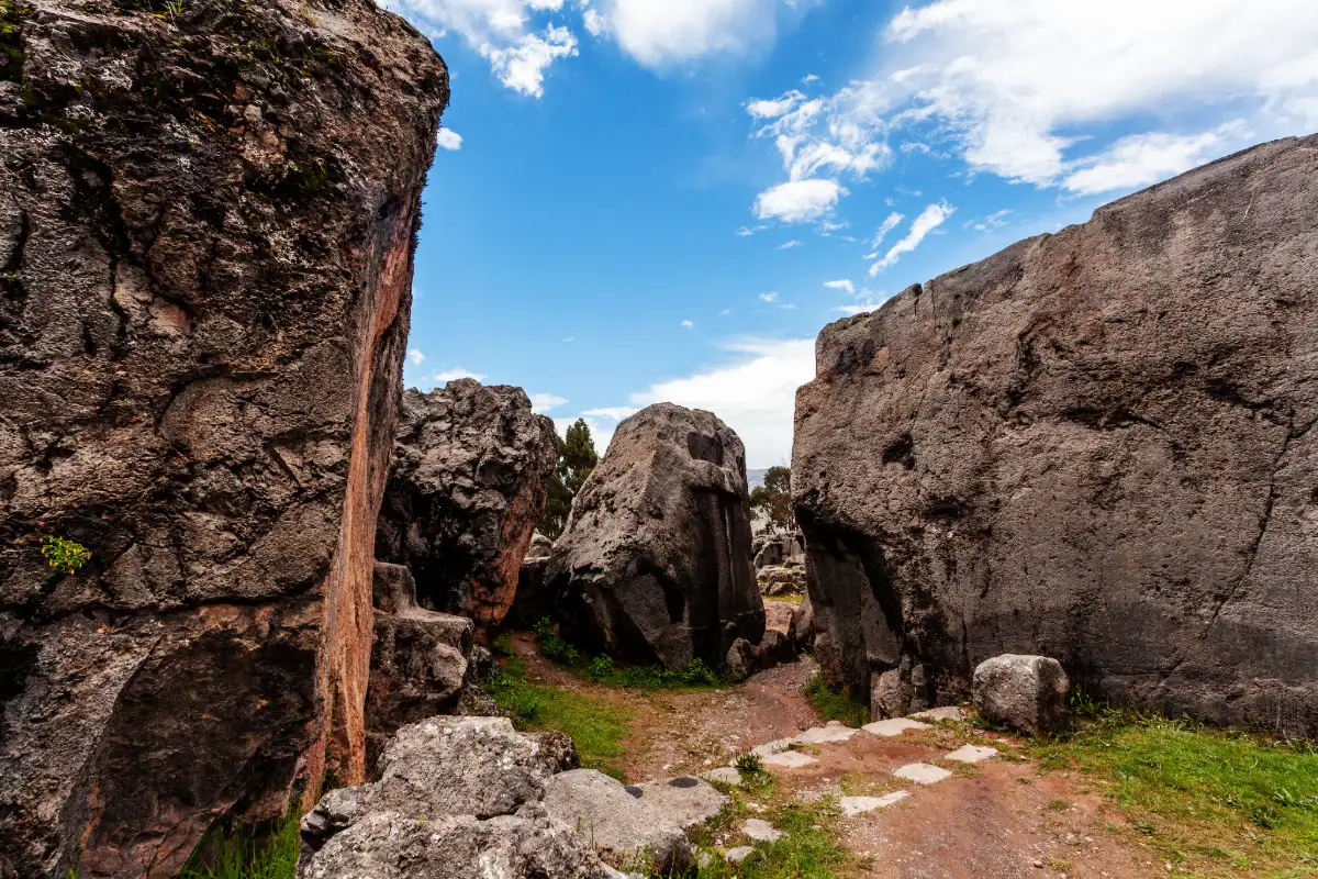 Pasajes entre rocas de Qenqo | Cocatambo