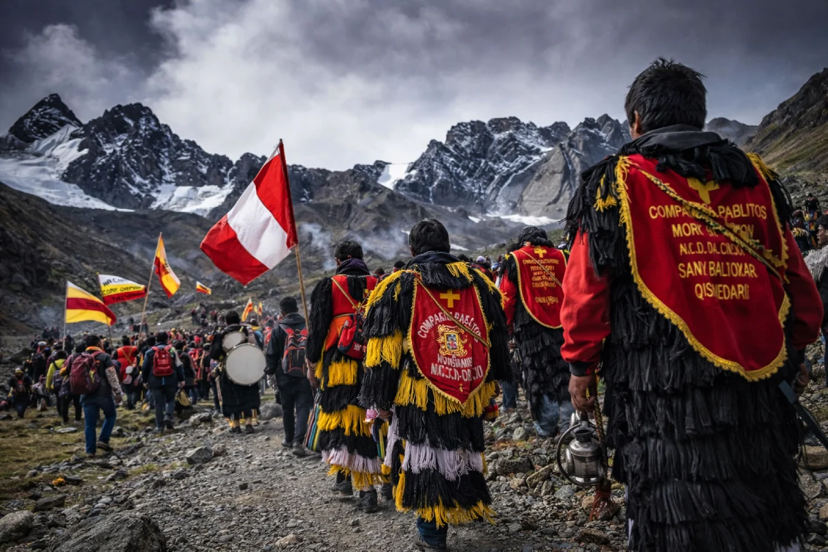 Peregrinos y pablitos (ukukus) avanzan hacia el santuario de Sinakara durante Qoyllur Rit’i, con banderas y nevados del Ausangate al fondo.