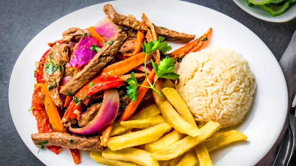 Lomo saltado peruano