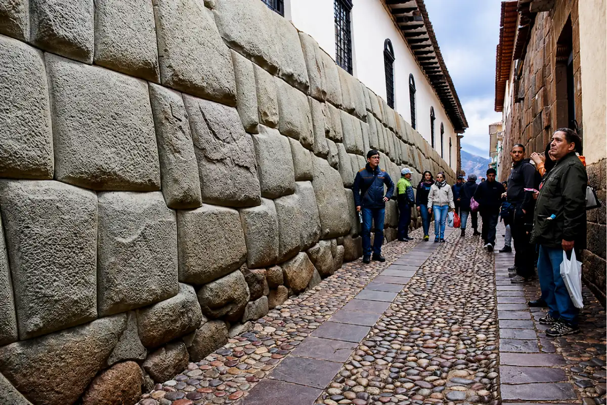 Calle Hatunrumiyoc y muro inca