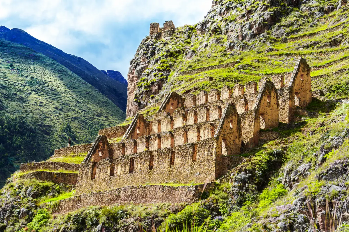 Almacenes de Pinkuylluna en Ollantaytambo | Cocatambo