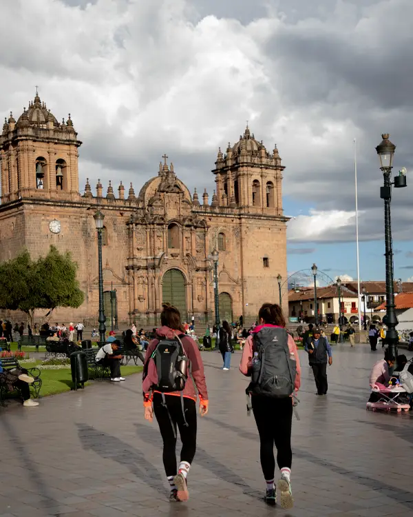 Turistas caminando en la Plaza de Armas Cusco