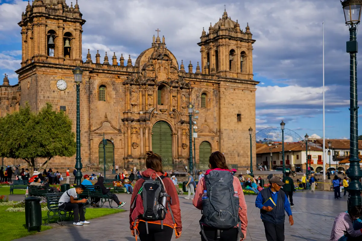 Turistas caminando en la Plaza de Armas Cusco