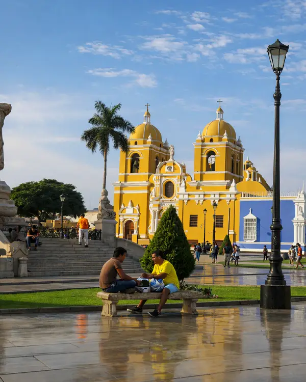 Catedral de Trujillo vista desde la plaza principal en un día soleado