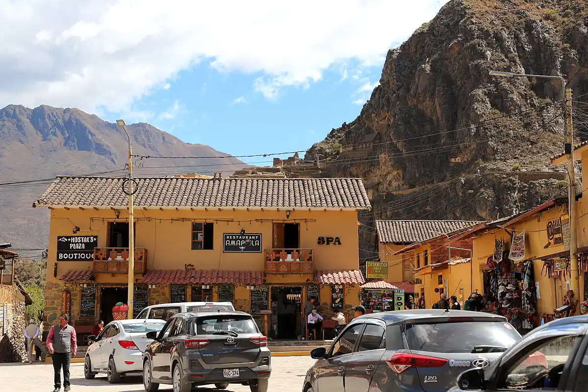 Plaza y comercios de Ollantaytambo | Cocatambo
