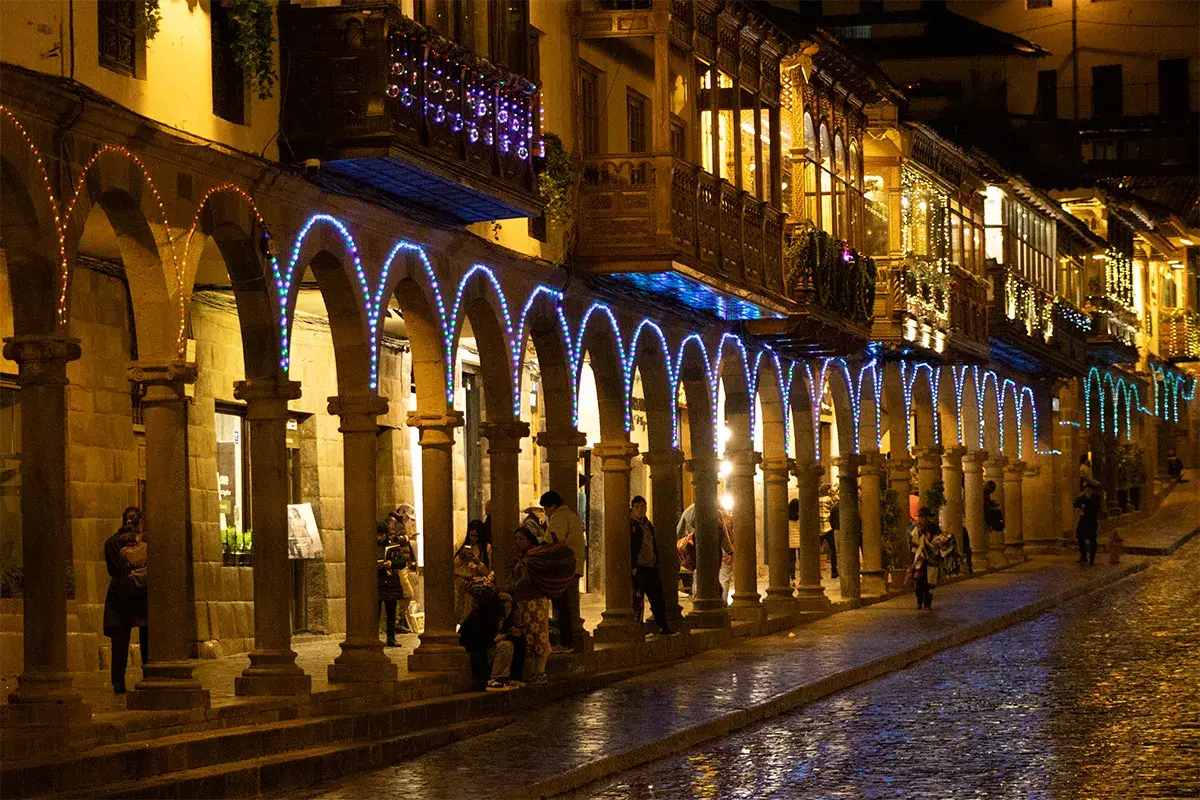 Luces de navidad en la plaza de Armas Cusco