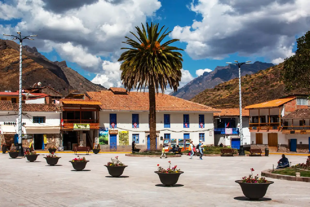 Plaza principal de Pisac en el Valle Sagrado | Cocatambo