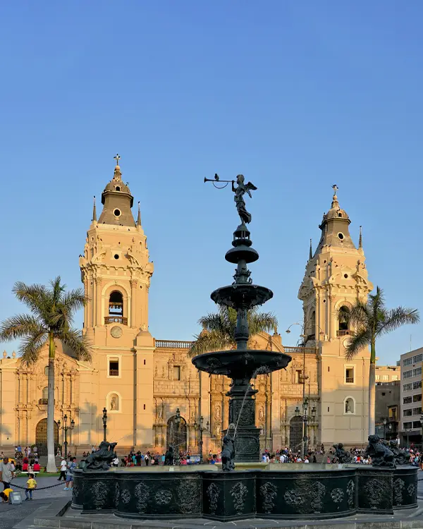 Fuente monumental frente a la Catedral de Lima en la Plaza Mayor