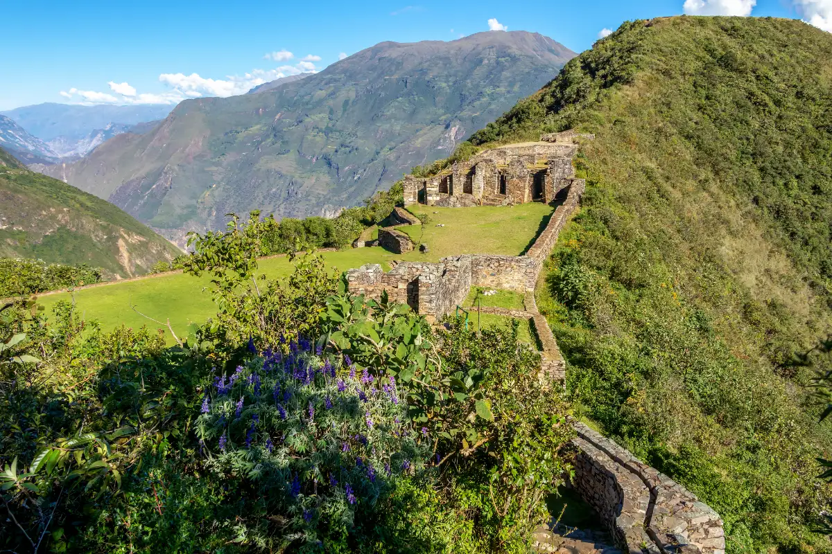 Plaza y recintos de Choquequirao | Cocatambo
