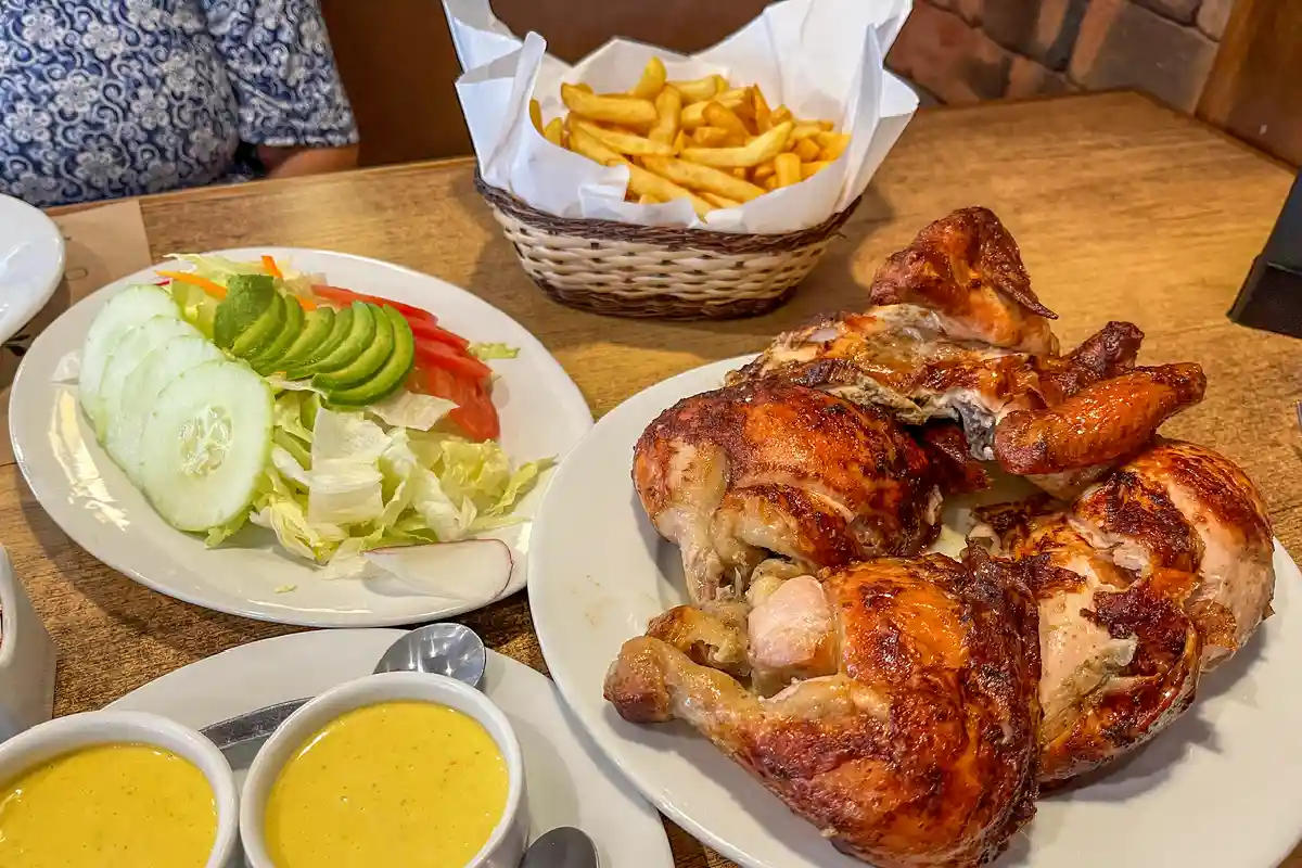 Pollo a la brasa partido en porciones | Cocatambo