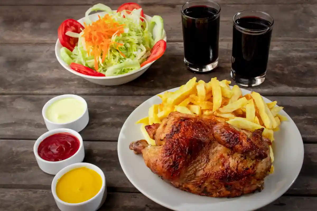Pollo a la Brasa con sus acompañantes | Cocatambo