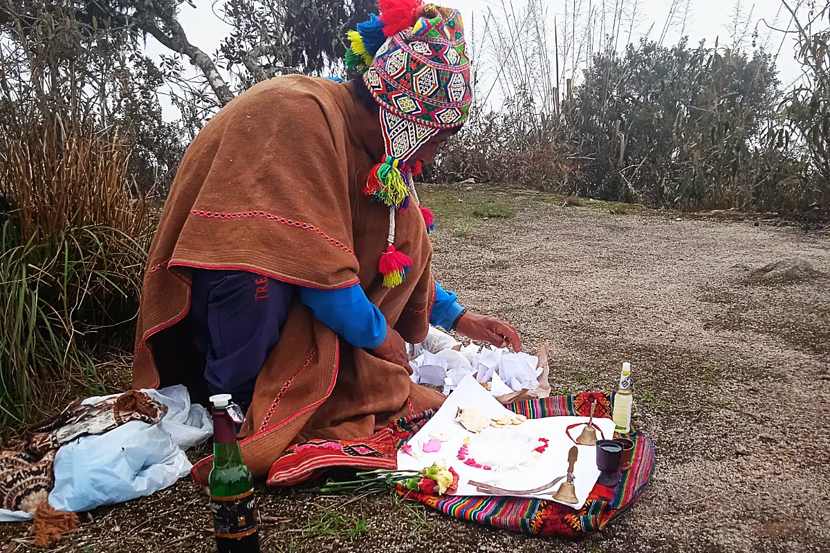 Hombre preparando ofrenda andina | Cocatambo
