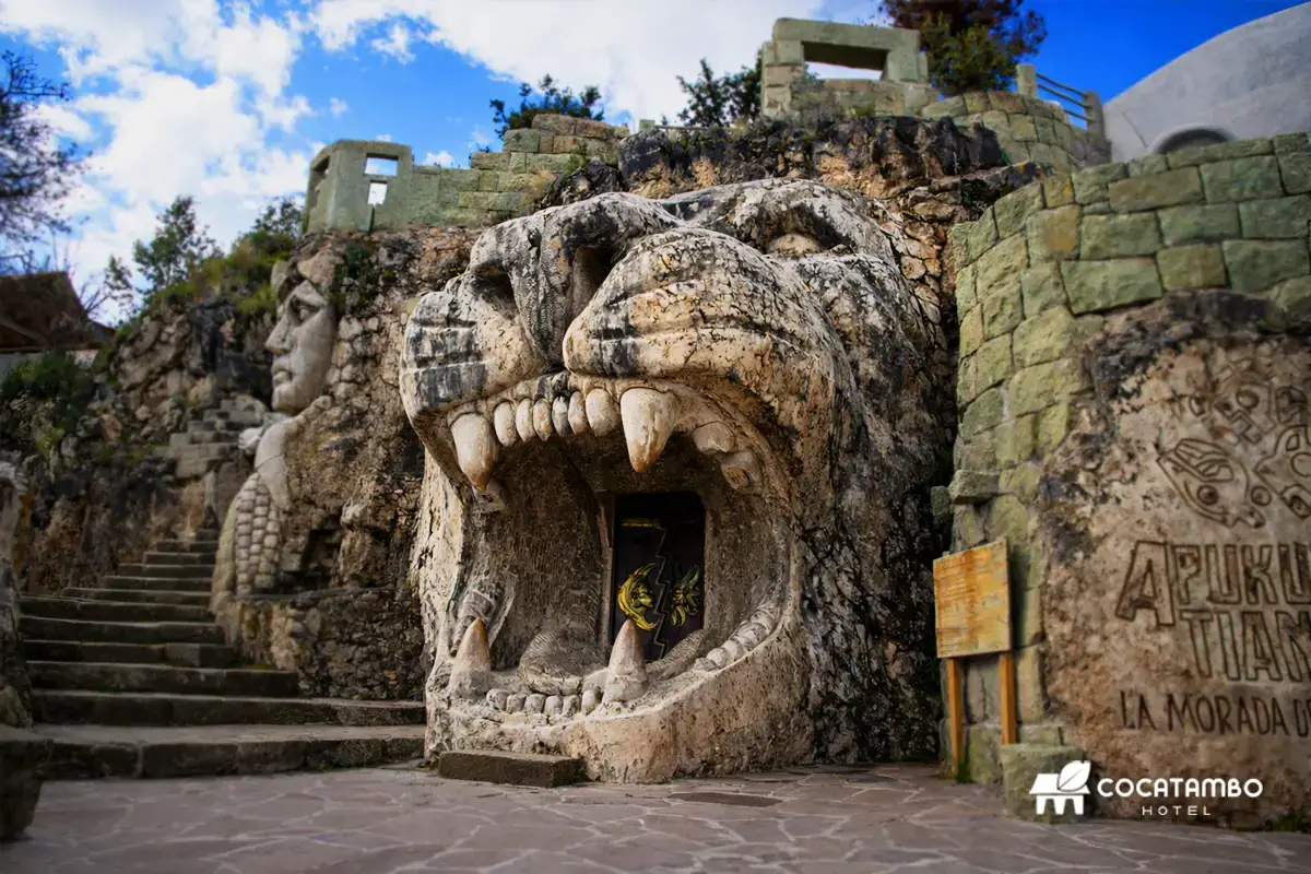 Entrada escultórica con forma de Puma con boca abierta junto a relieves de piedra en Apukunaq Tianan.