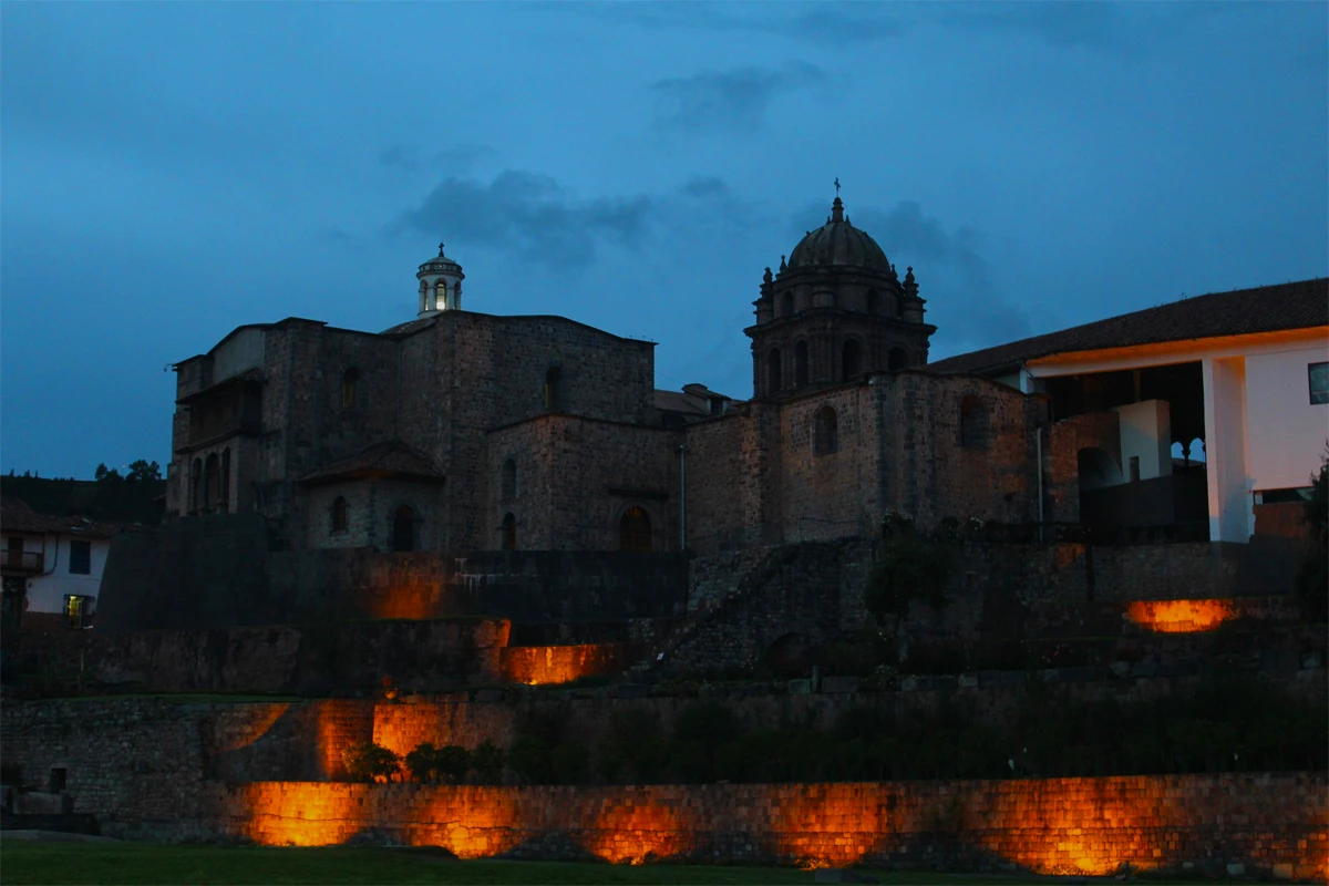 Qoricancha de noche en el mes de marzo