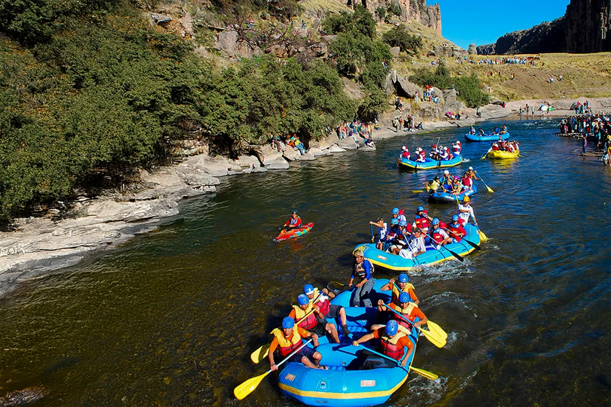 Actividad de rafting en Tres Cañones de Suykutambo