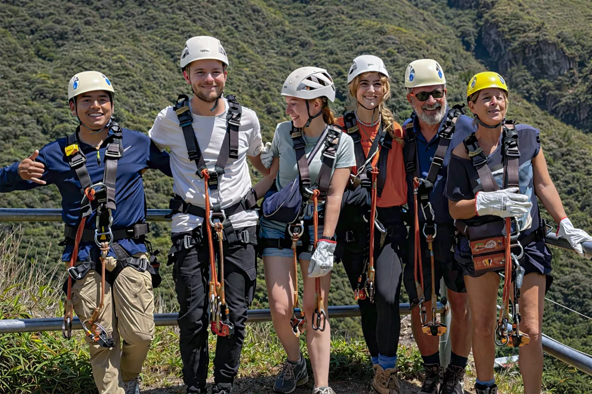 Turistas con equipo para descenso vertical Rapel
