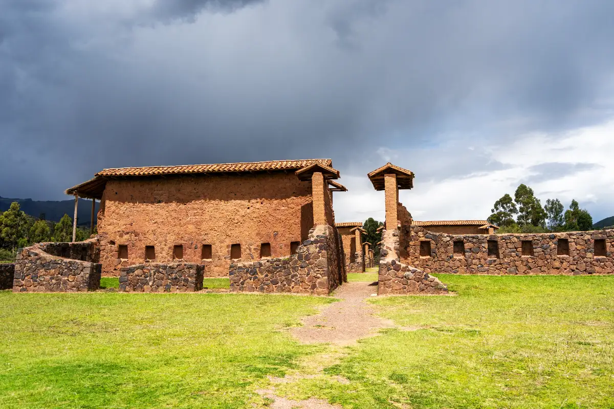 Recintos de adobe en Raqchi | Cocatambo