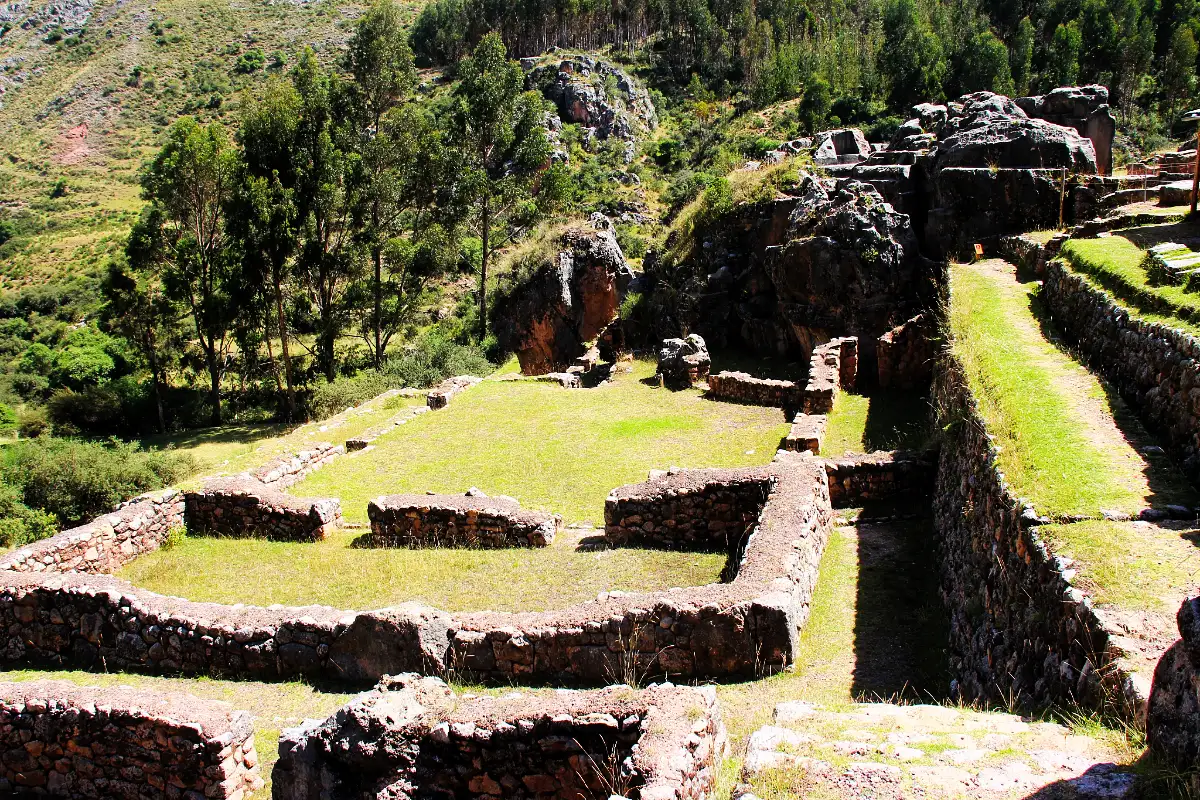 Recintos arqueológicos de Inkilltambo | Cocatambo