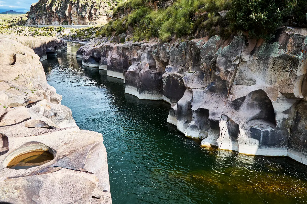 Río y formaciones rocosas erosionadas en Tres Cañones de Suykutambo | Cocatambo