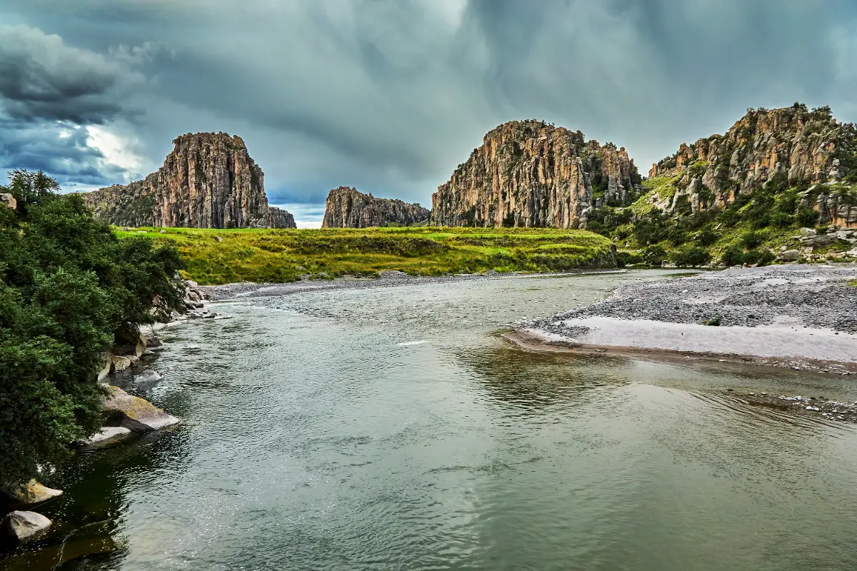 Río y formación de los Tres Cañones de Suykutambo | Cocatambo