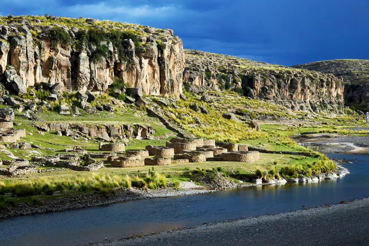 Restos arqueológicos y río en los Tres Cañones de Suykutambo | Cocatambo
