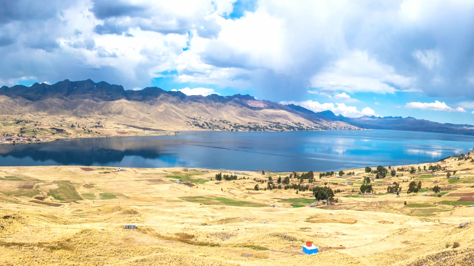Paisaje de la laguna de Langui.