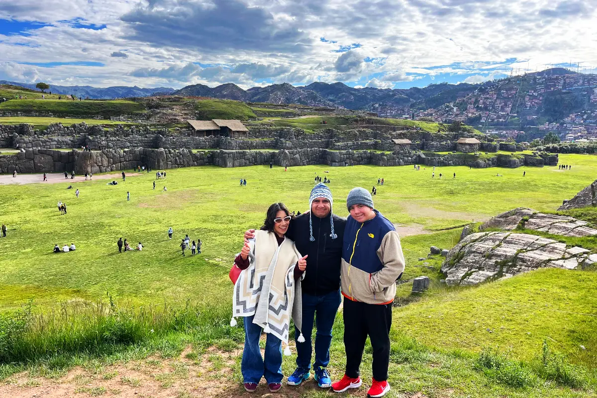 Tres visitantes en Sacsayhuamán | Cocatambo
