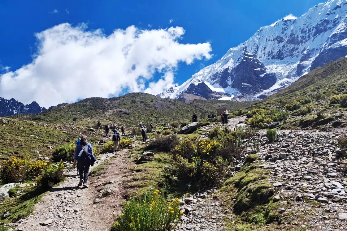 Senderistas realizando la ruta del Salkantay Trek en Cusco | Cocatambo