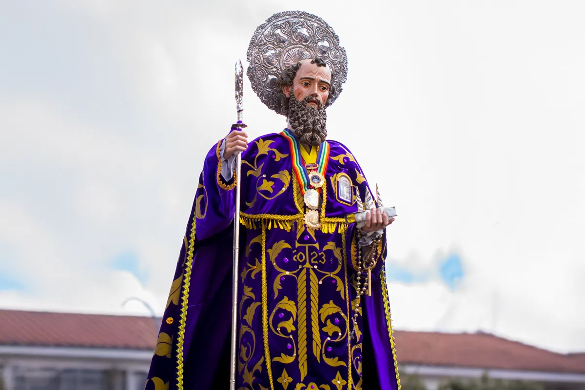 Imagen de San Antonio en el Corpus Christi de Cusco con túnica morada y vara ceremonial