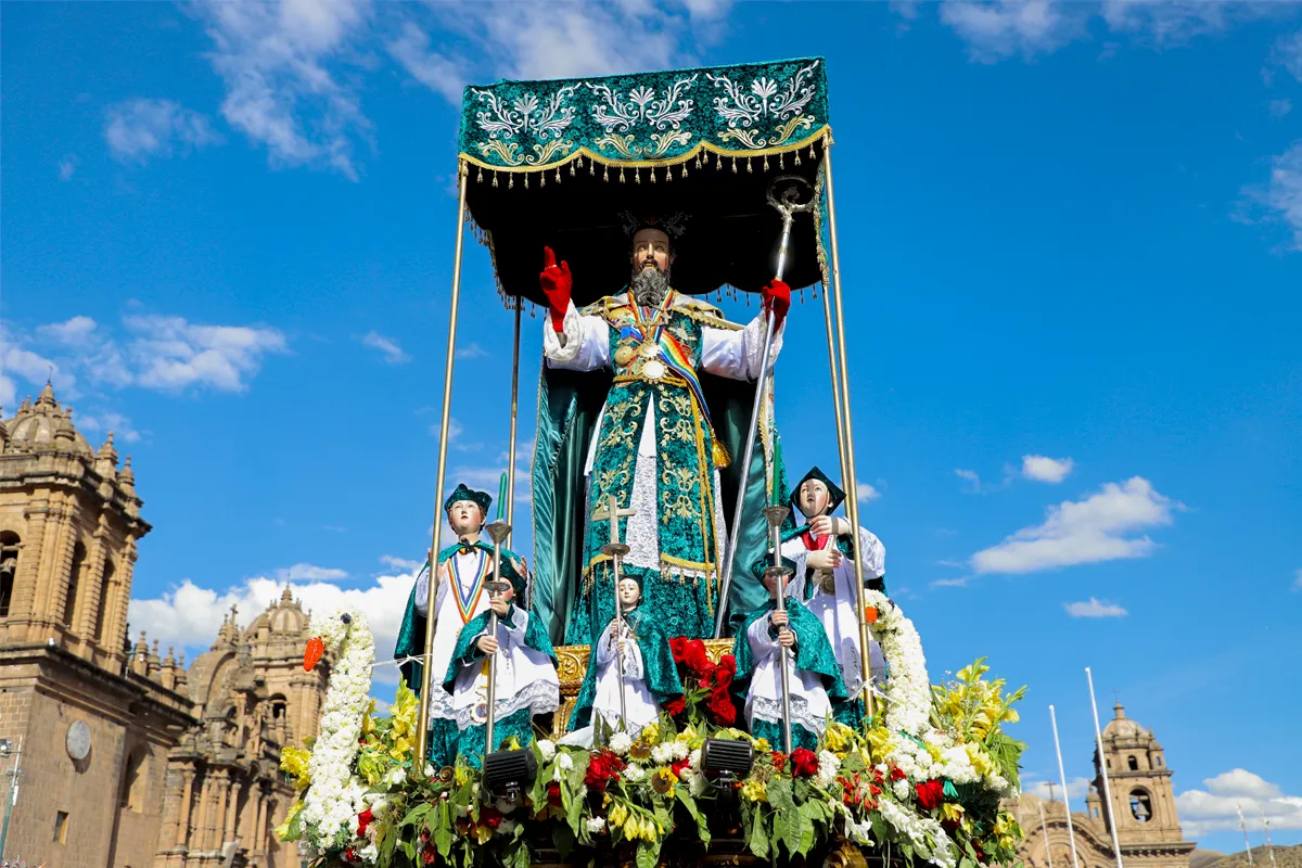 Imagen de San Blas en andas durante el Corpus Christi de Cusco frente a la Catedral