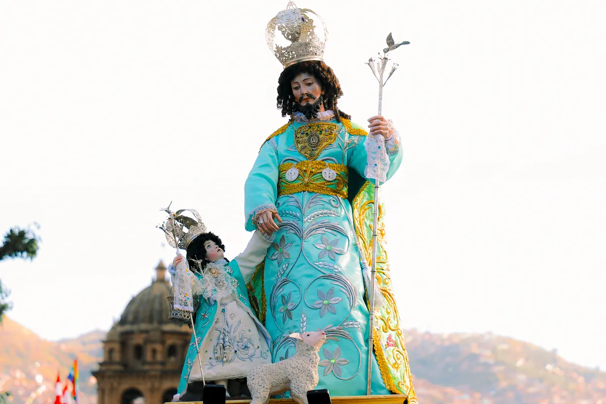 Imagen de San José con el Niño Jesús y un cordero durante el Corpus Christi de Cusco