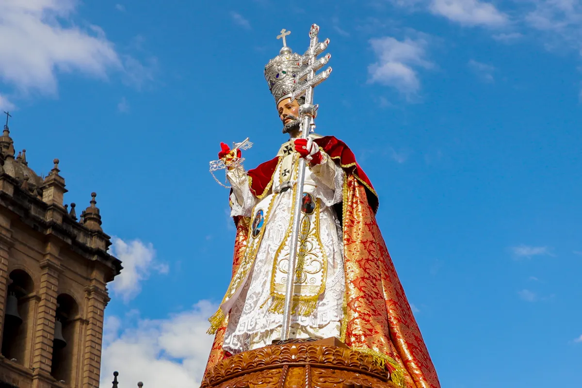 Imagen de San Pedro en andas durante el Corpus Christi de Cusco con vestimenta blanca y capa roja