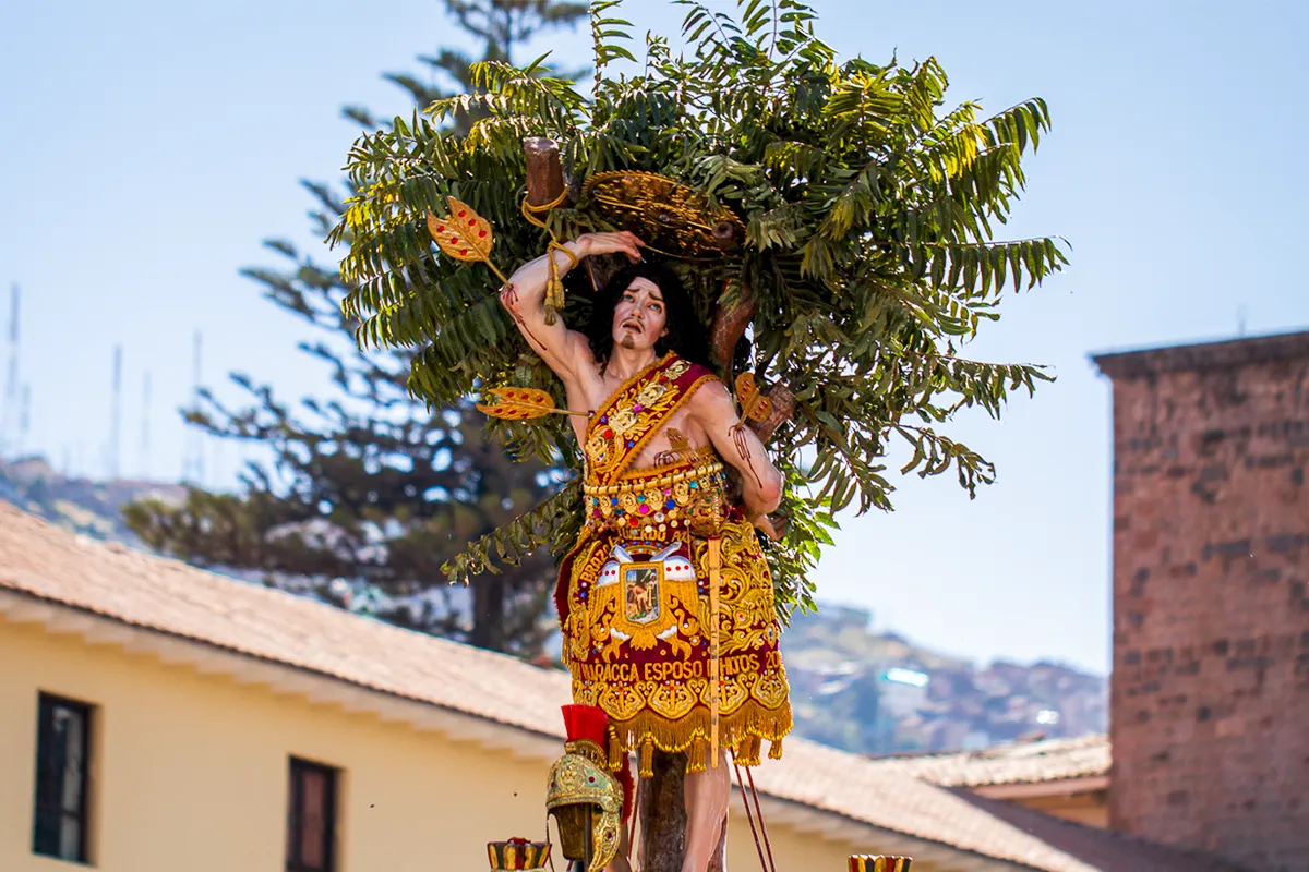 Imagen de San Sebastián en el Corpus Christi de Cusco con flechas y ramas sobre los hombros