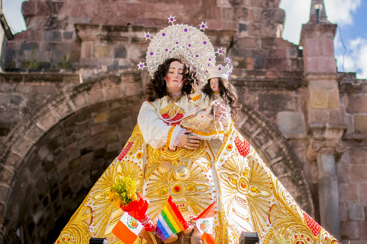 Imagen de Santa Ana con la Virgen niña en andas durante el Corpus Christi de Cusco