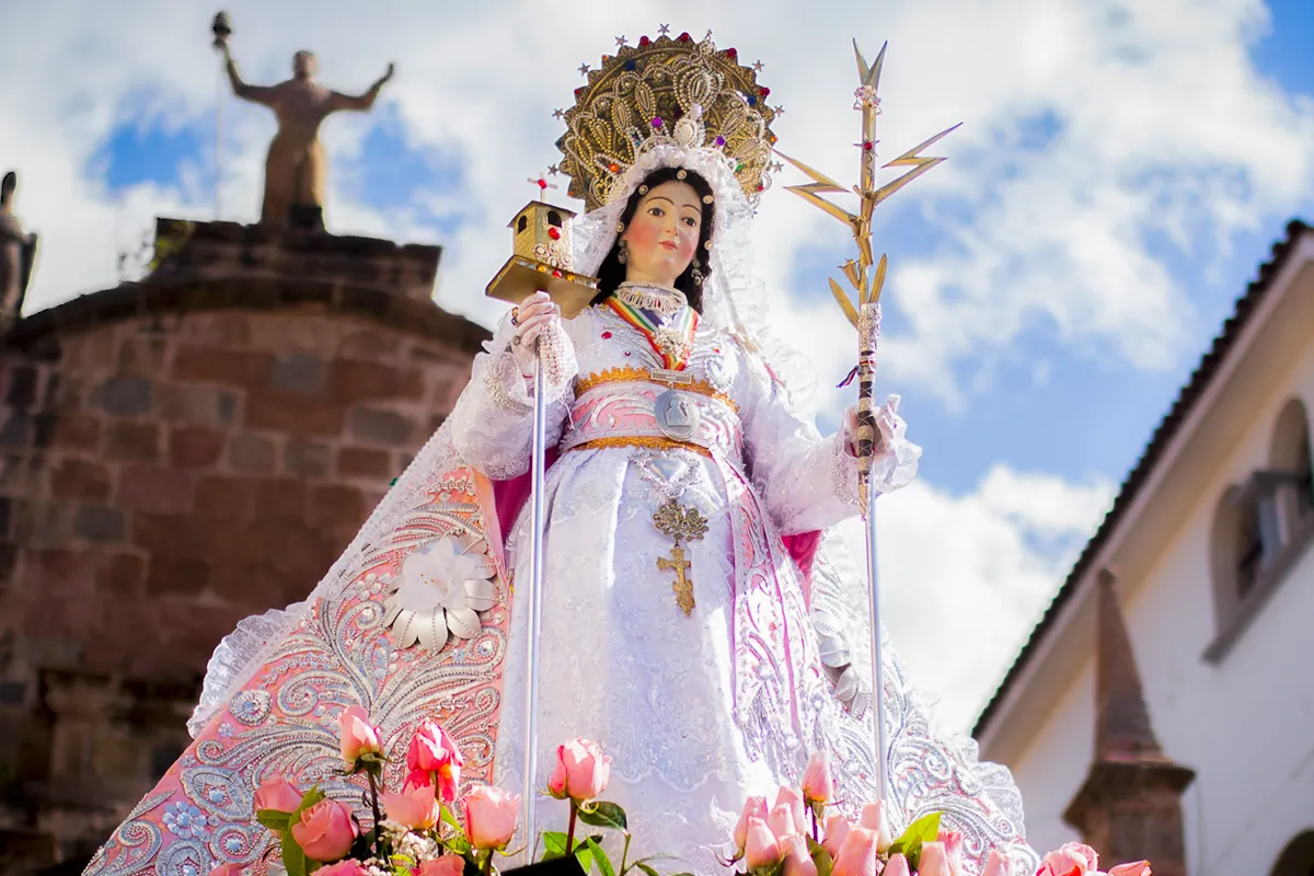 Imagen de Santa Bárbara en el Corpus Christi de Cusco con palma, torre y flores rosadas