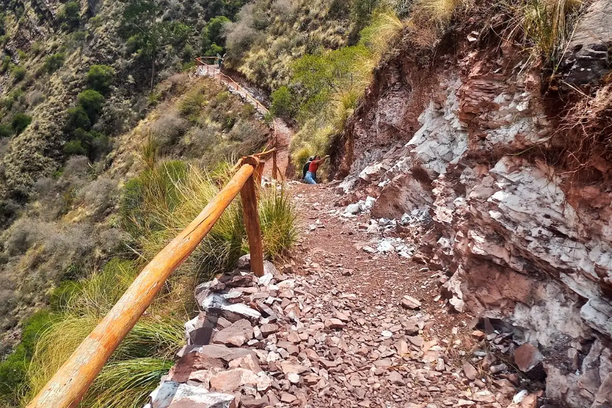Sendero hacia la catarata de Poc Poc | Cocatambo