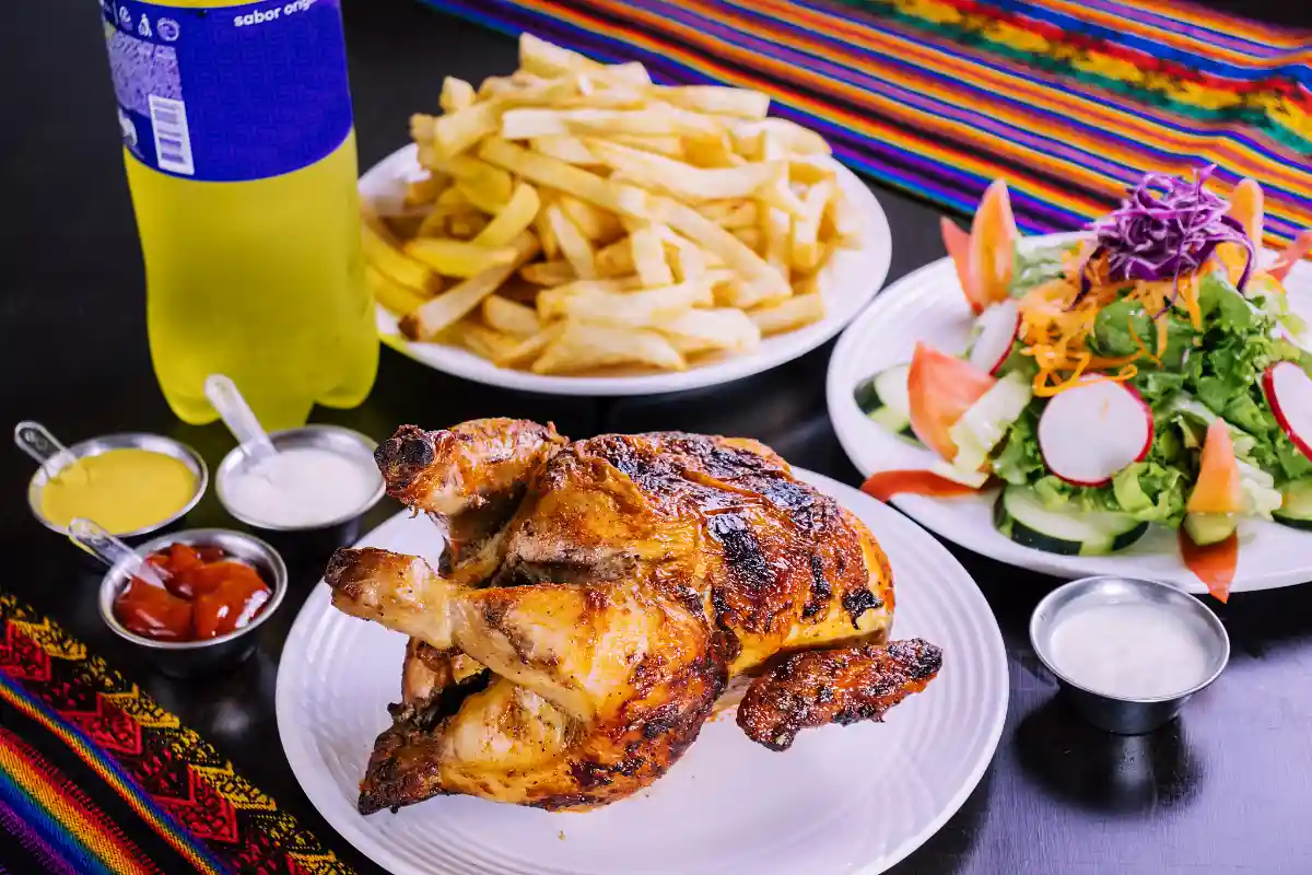 Restaurante peruano sirviendo pollo a la brasa | Cocatambo
