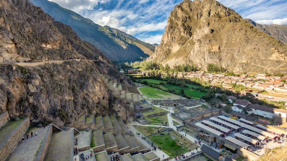 Vista de la fortaleza de Ollantaytambo desde el templo del sol