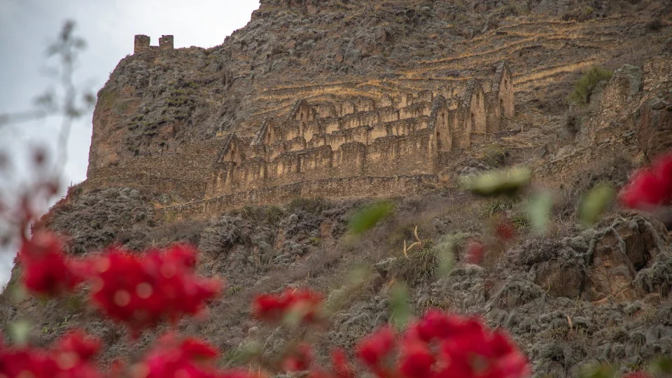 La vista de sitio arqueológico Pinkuylluna desde abajo