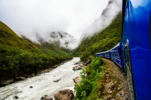 Tren junto al río Urubamba | Cocatambo