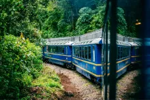 Tren a Machu Picchu entre montañas | Cocatambo