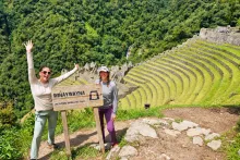 Viajeras en Wiñay Wayna durante el Camino Inca | Cocatambo