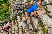 Viajeros recorriendo las escalinatas del Camino Inca | Cocatambo