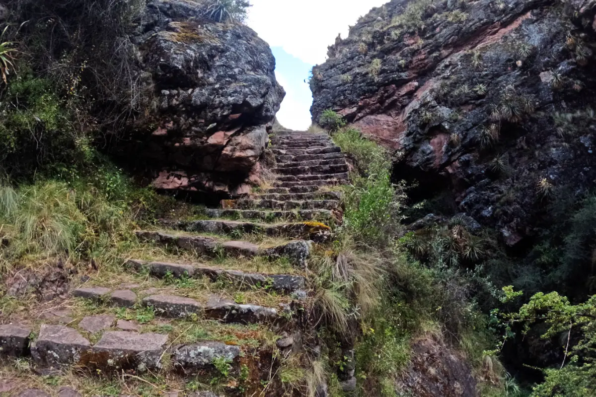 Escaleras de piedra incas entre rocas en Huchuy Qosqo | Cocatambo