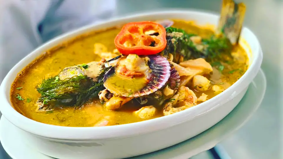 Sudado de cabrilla con mariscos