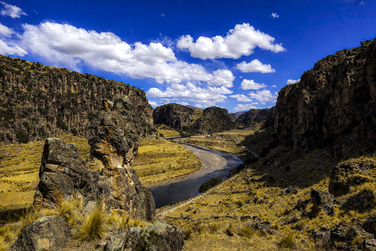 Paisaje de Tres Cañones de Suykutambo mientras se realiza trekking