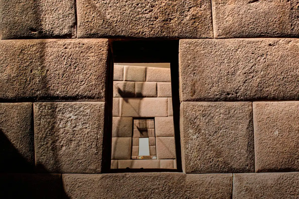 coricancha, ventana trapezoidal, cusco, cantería inca, arquitectura inca, muro inca, detalle arquitectónico