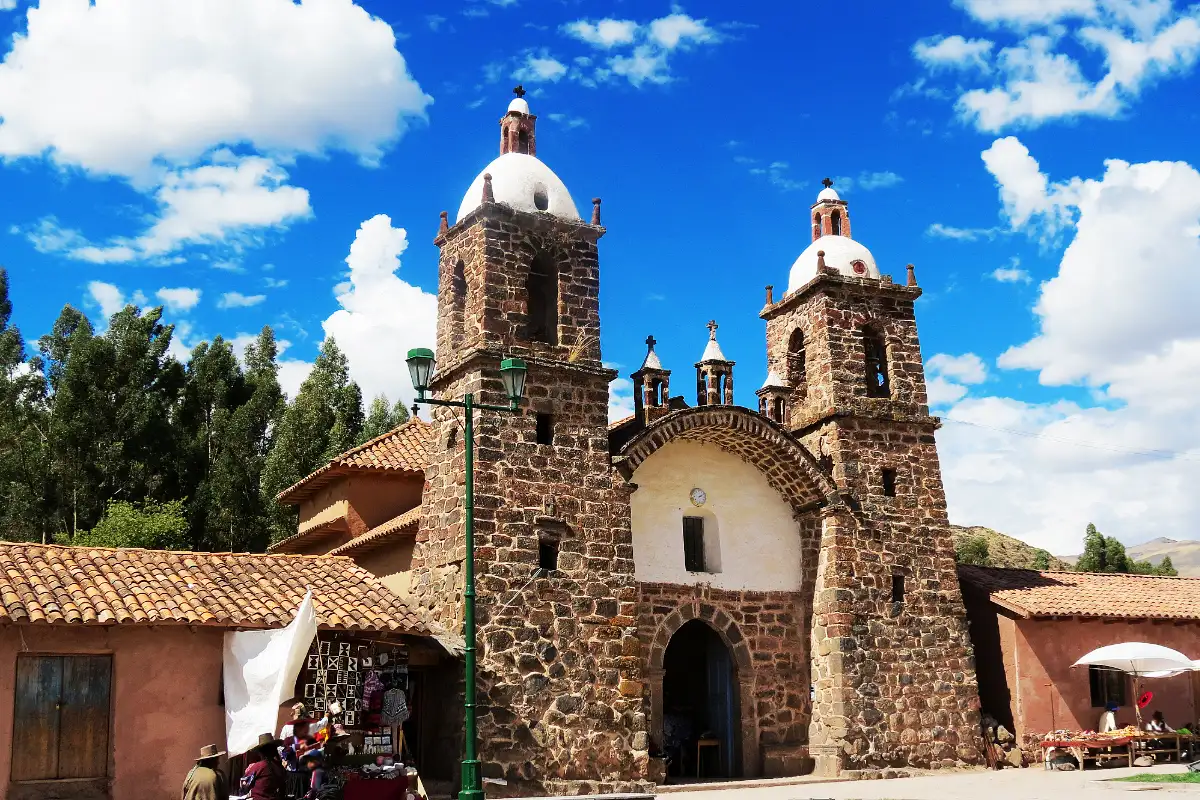 Templo de San Pedro de Cacha en Raqchi | Cocatambo